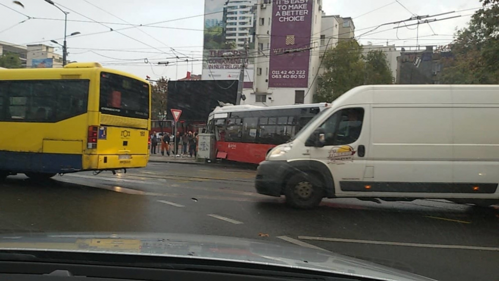 Nesreća na Slaviji, autobus se zakucao u banderu
