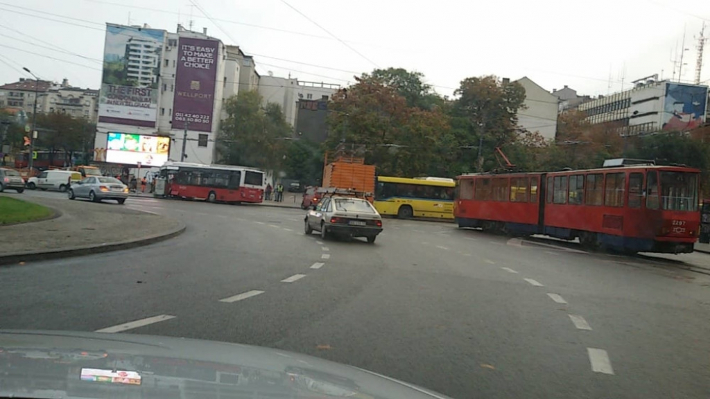 Nesreća na Slaviji, autobus se zakucao u banderu