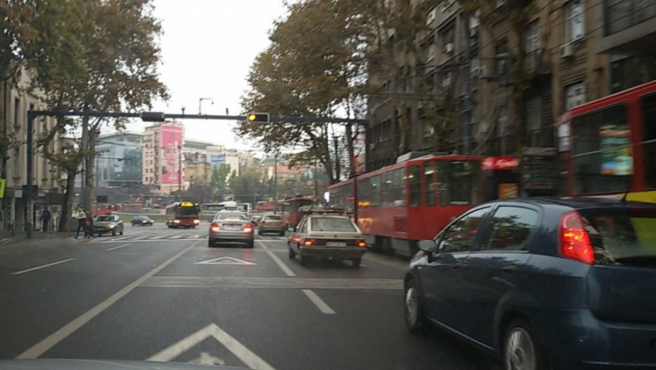 Nesreća na Slaviji, autobus se zakucao u banderu