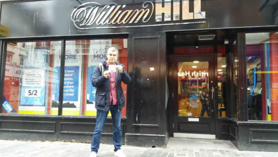 Izveštač Alo! Dragutin Bužić ispred kladionice u Liverpulu