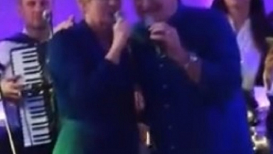 Kolinda se latila mikrofona