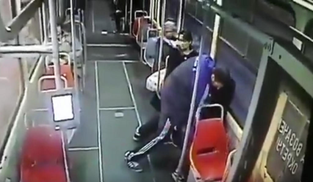 Napada devojčicu u tramvaju naočigled putnika