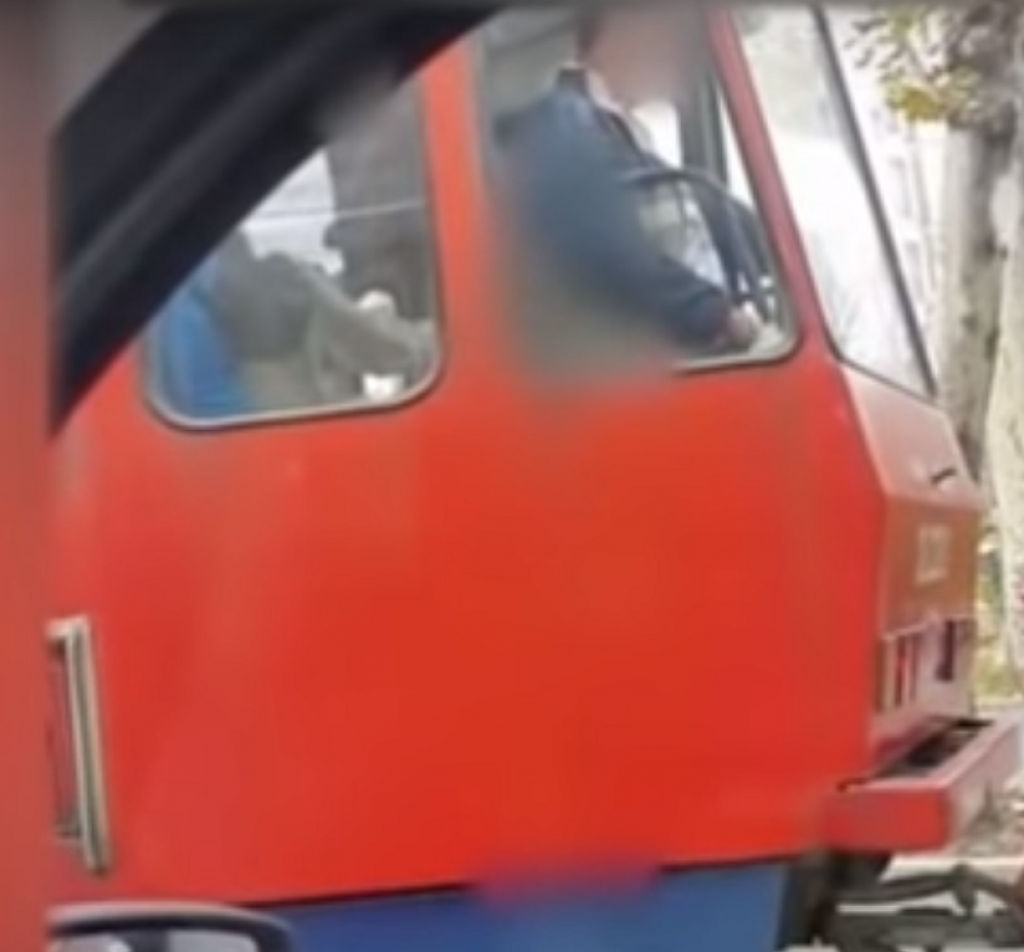 Stariji muškarac masturbirao na sred tramvaja