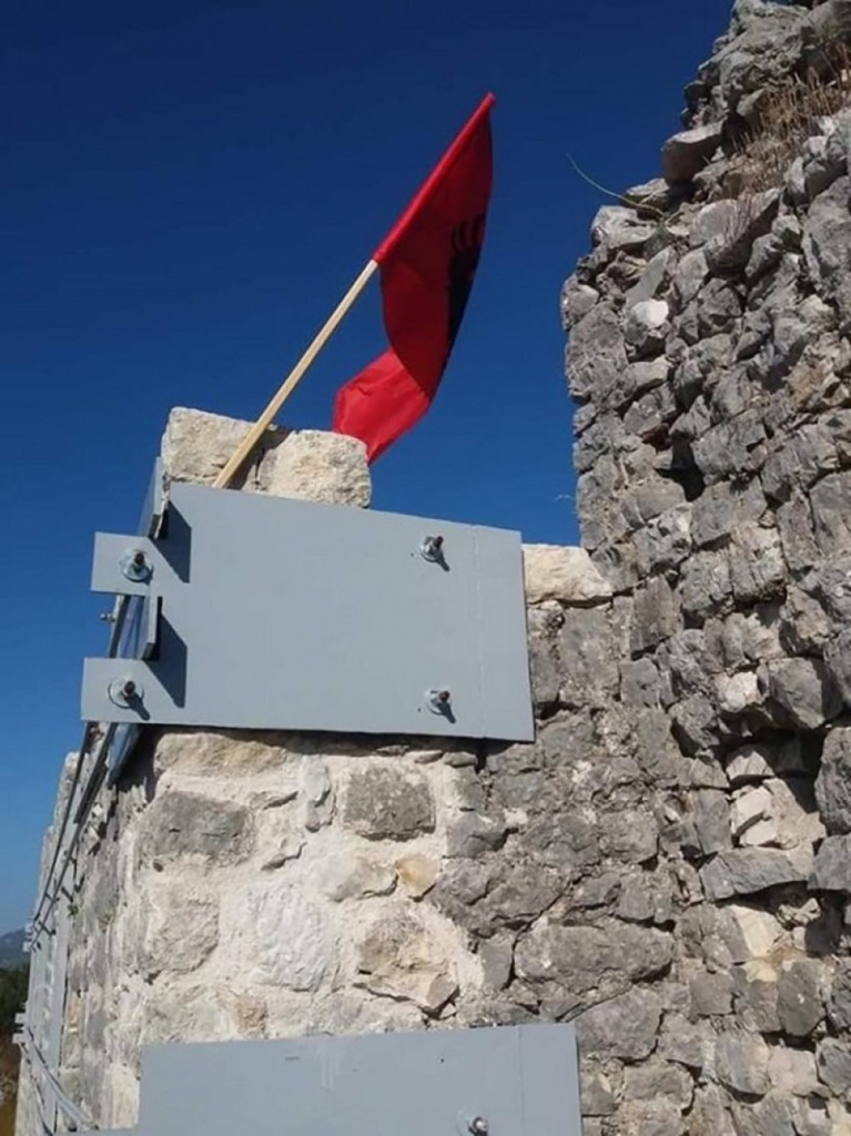Albanska zastava