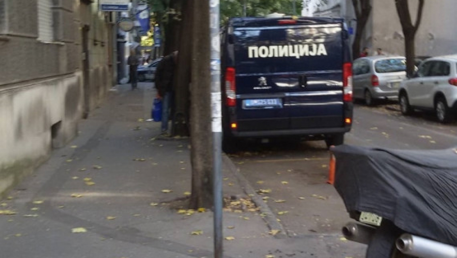 Muškarac urinira pored policijskog kombija