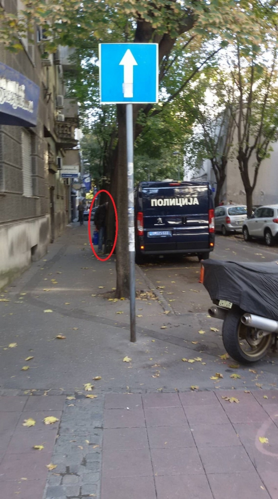 Muškarac urinira pored policijskog kombija