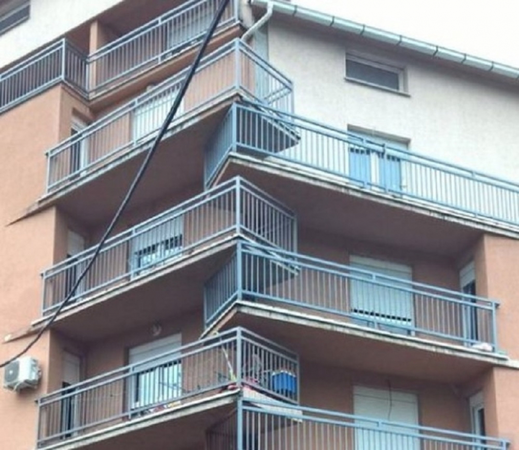 Zgrada sa čudnim terasama na Karaburmi