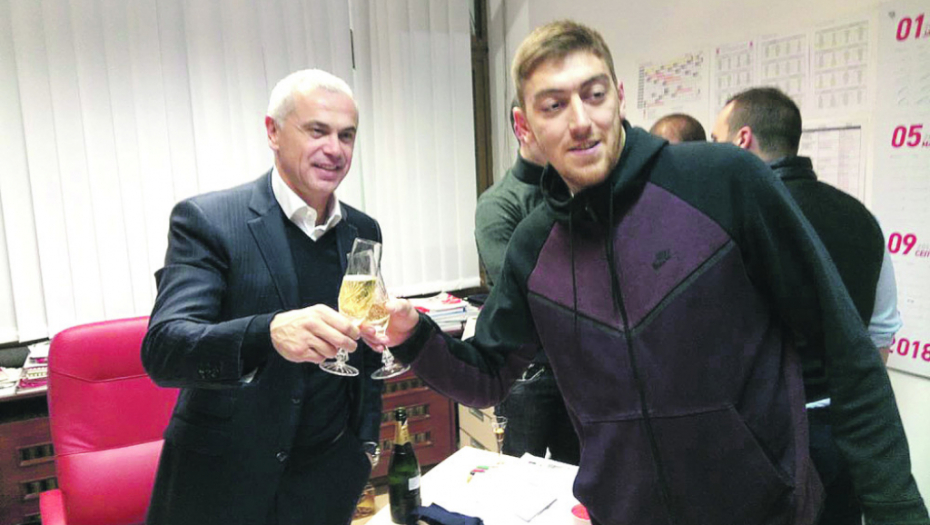 Terzić i Pavkov nazdravljaju šampanjcem