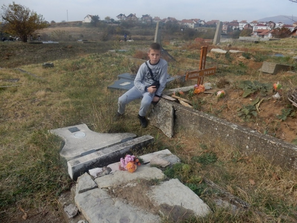 Porušeni spomenici u groblju u Orahovcu