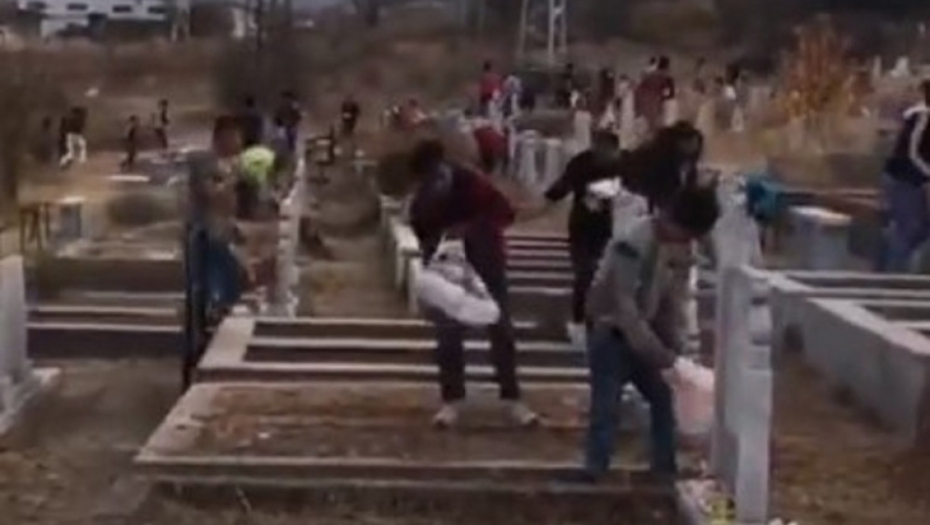 Kupe ostatke hrane sa groblja