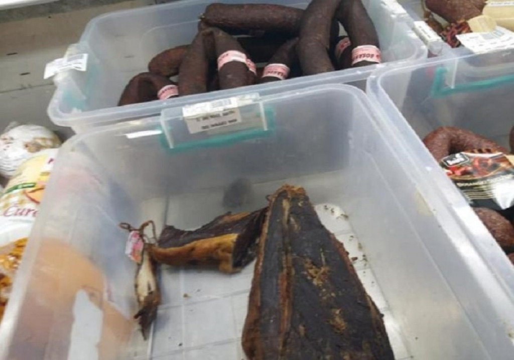 Mi&scaron; u prodavnici 