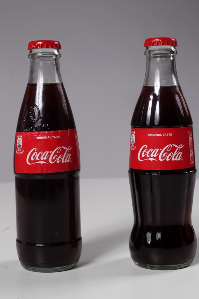 Gazirano piće u fla&scaron;ici (&scaron;vepsa) i fla&scaron;ici koka-kole (desno)