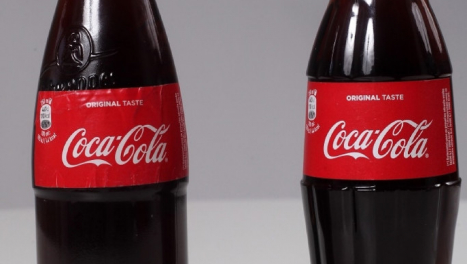 Gazirano piće u flašici (švepsa) i flašici koka-kole (desno)