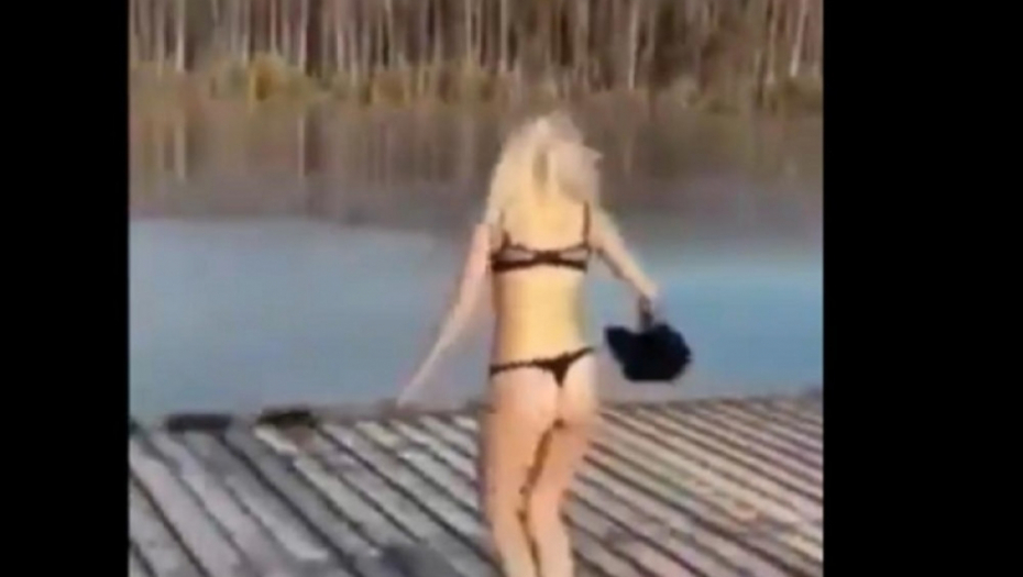 Plavuša skače u jezero 