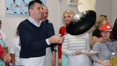 Ministar Zoran Đorđević sa decom u Sremčici