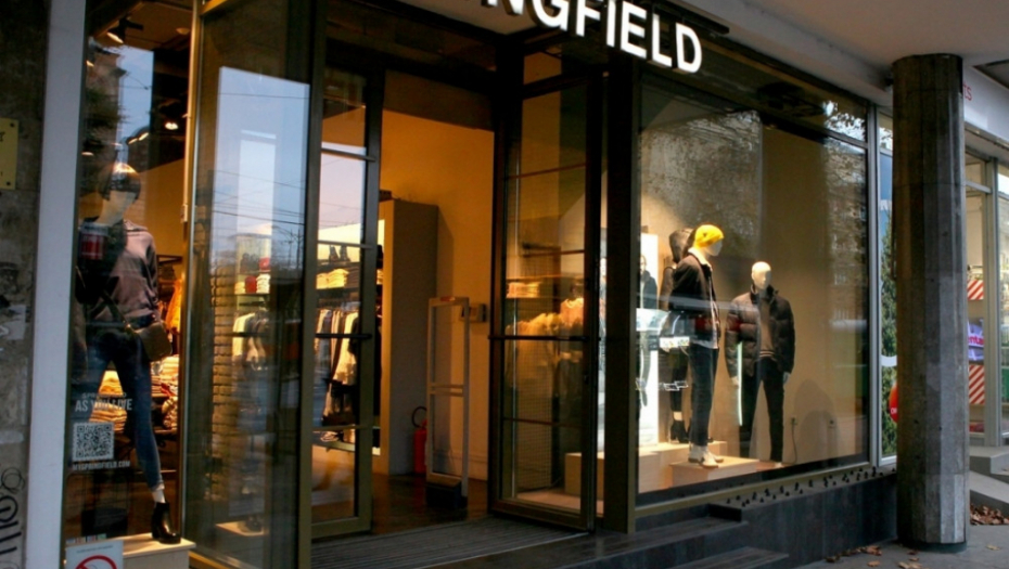 Šiljci ispred prodavnice