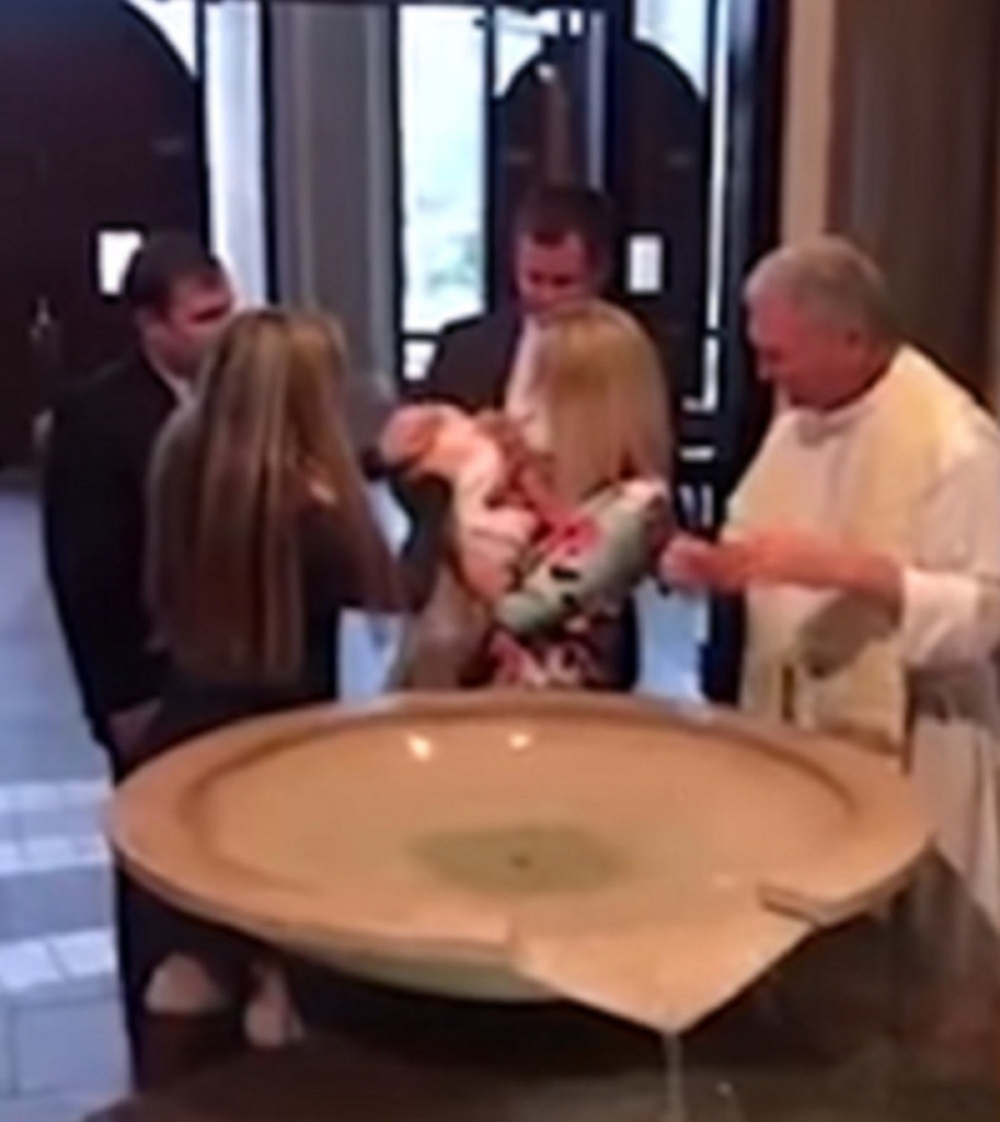 Svešteniku ispala beba 