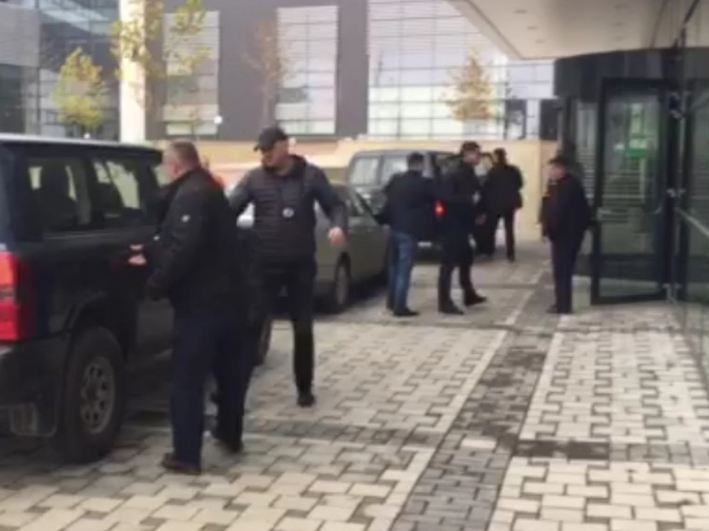 Policajci iz Prištine izvode uhapšene Srbe pred sud