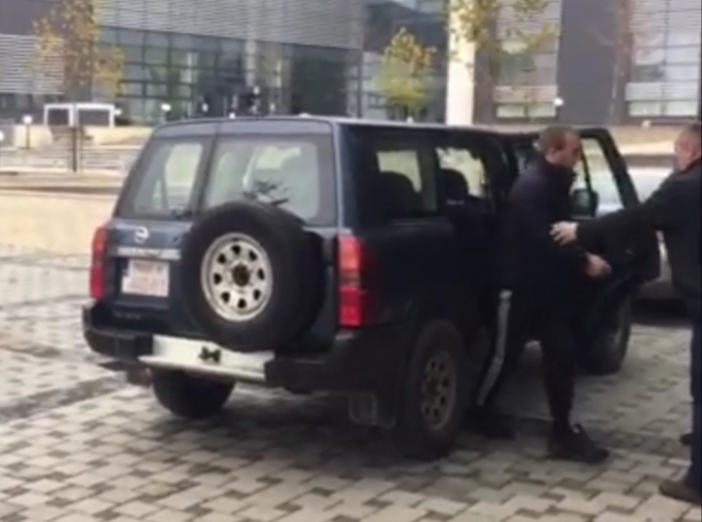 Policajci iz Prištine izvode uhapšene Srbe pred sud