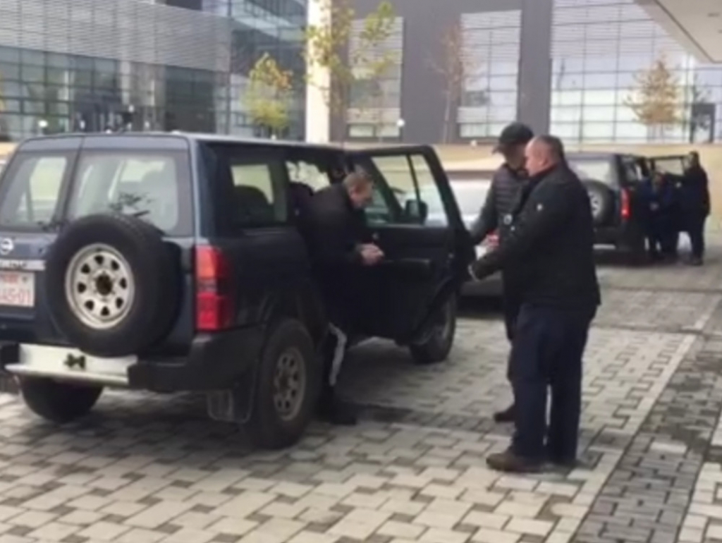 Policajci iz Prištine izvode uhapšene Srbe pred sud
