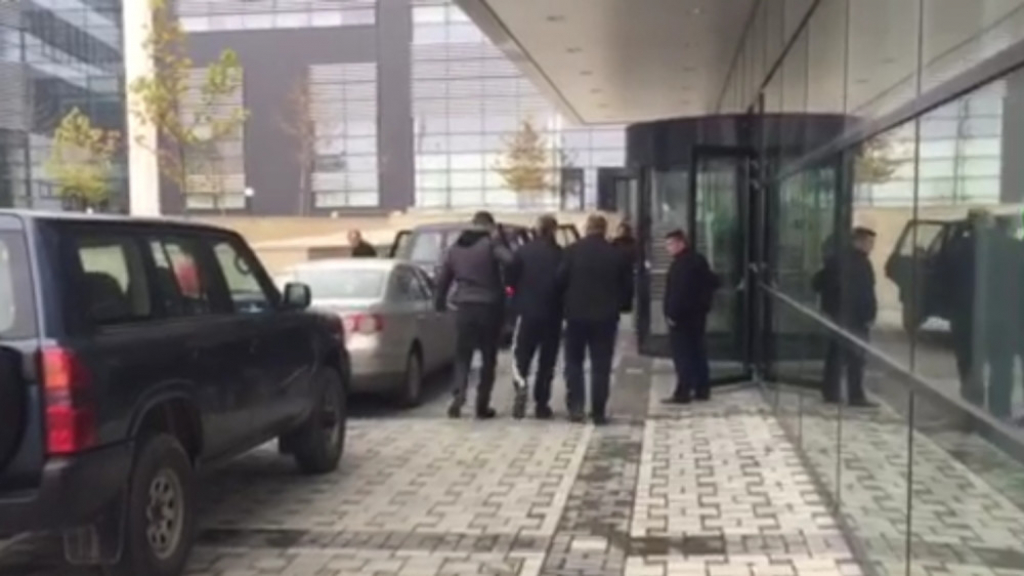 Policajci iz Prištine izvode uhapšene Srbe pred sud