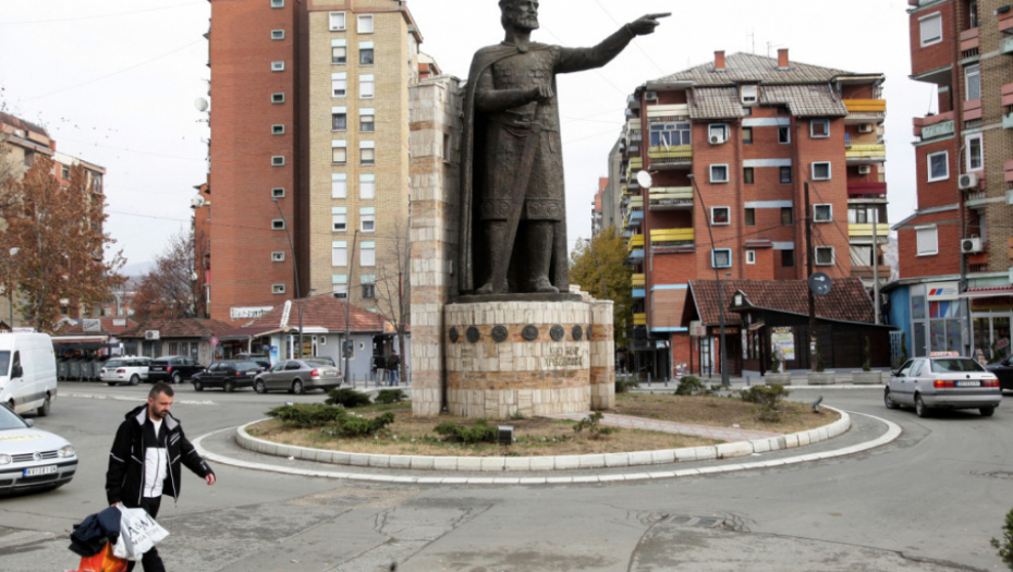 Kosovska Mitrovica, spomenik knezu Lazaru, most