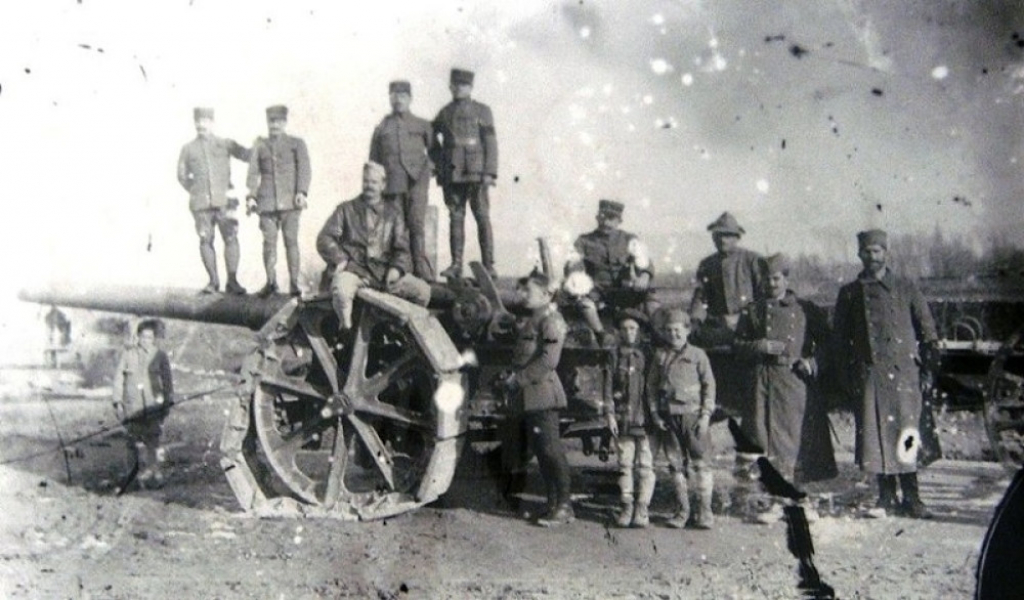 Srbi i Francuzi na zarobljenom nemačkom topu 