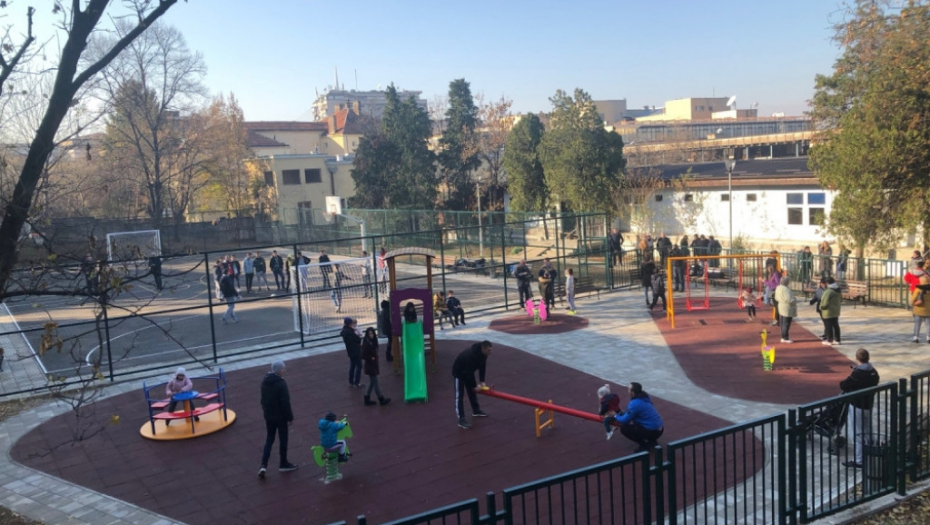 Sportski teren i dečije igralište u Ulici Koste Glavinića