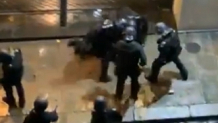 Francuska policija brutalno tuče demonstrante