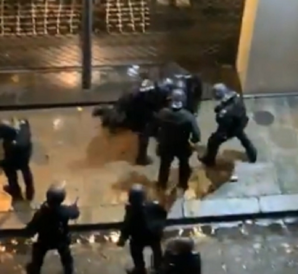 Francuska policija brutalno tuče demonstrante