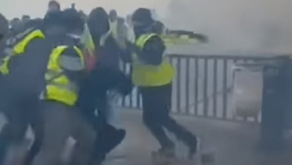 Žuti prsluci tuku policajca