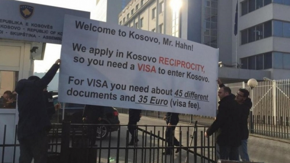 Šiptari ispred zgrade EU u Prištini