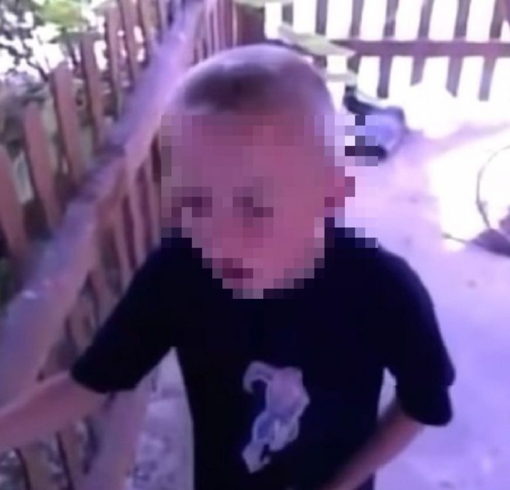 Dečak opisuje seks tate i mame