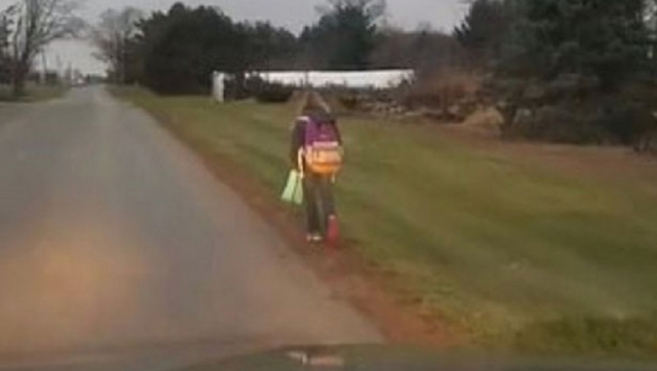 Devojčica pešači do škole