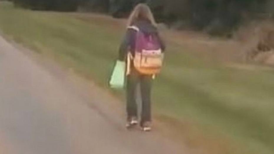 Devojčica pešači do škole