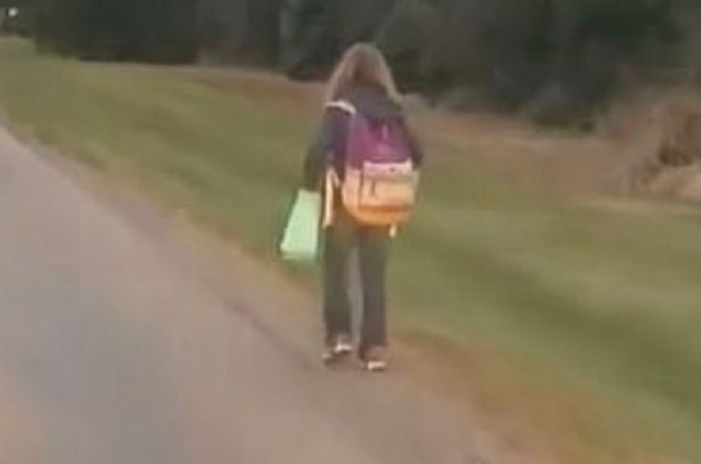 Devojčica pešači do škole