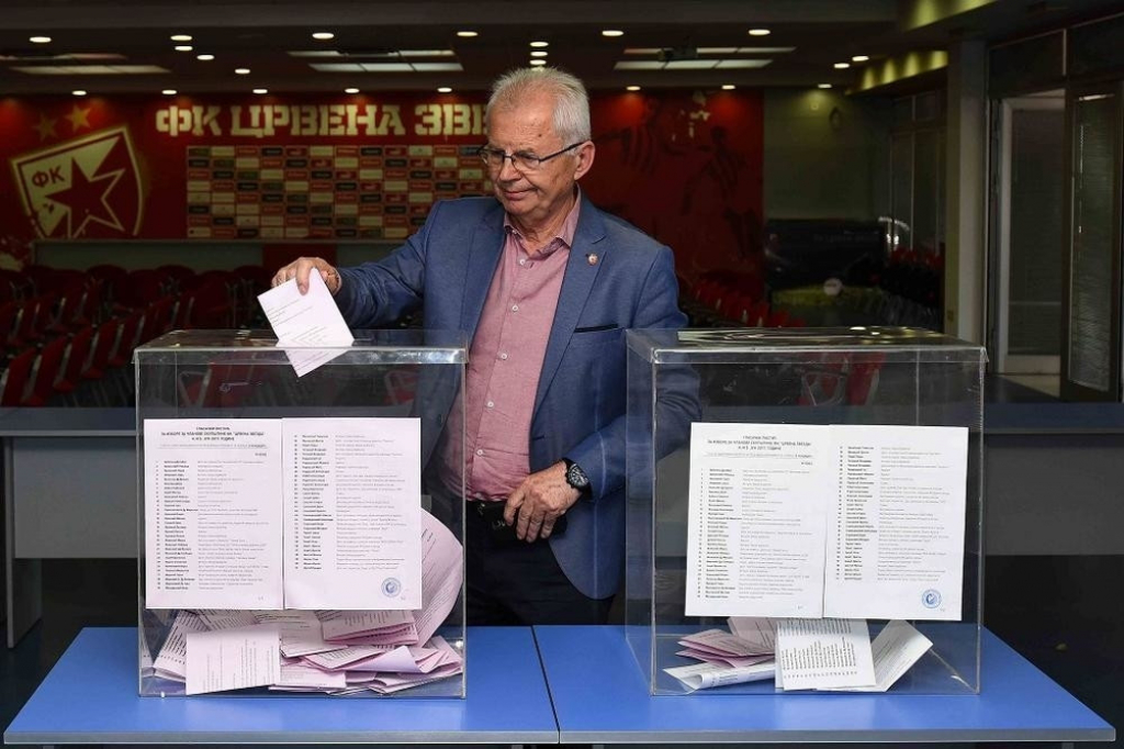 Svetozar Mijailović na glasanju
