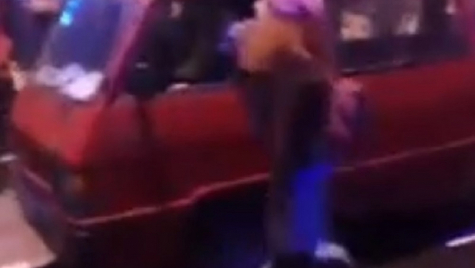 Simpatizerka opozcije urla sa sav glas