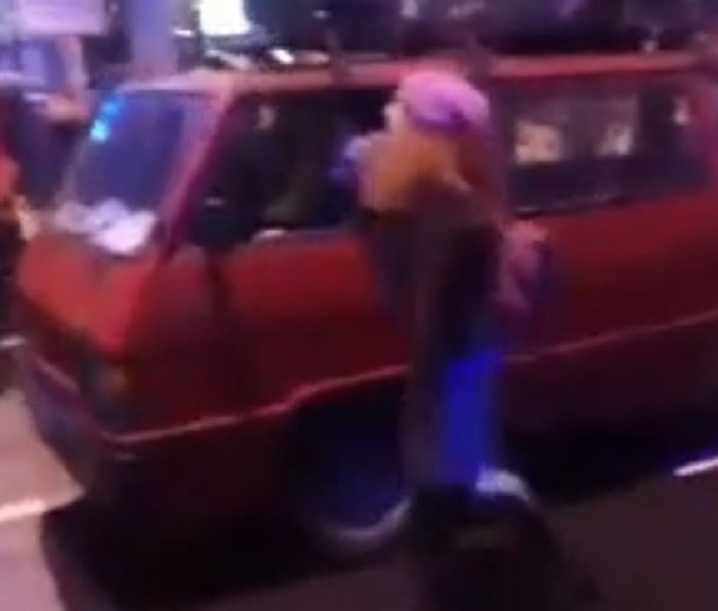 Simpatizerka opozcije urla sa sav glas