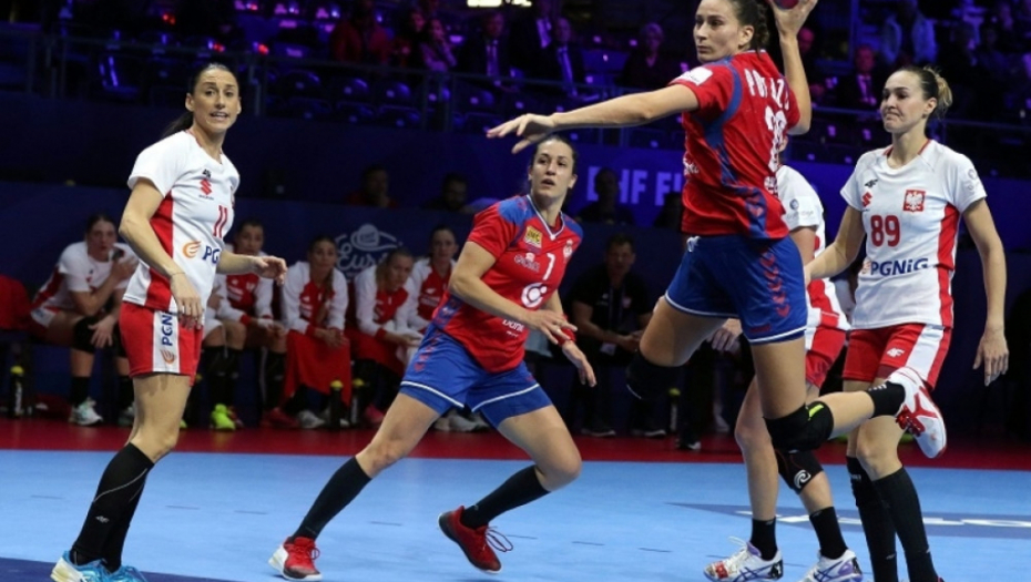 Rukometašica Slađana Pop Lazić na meču Srbija - Crna Gora