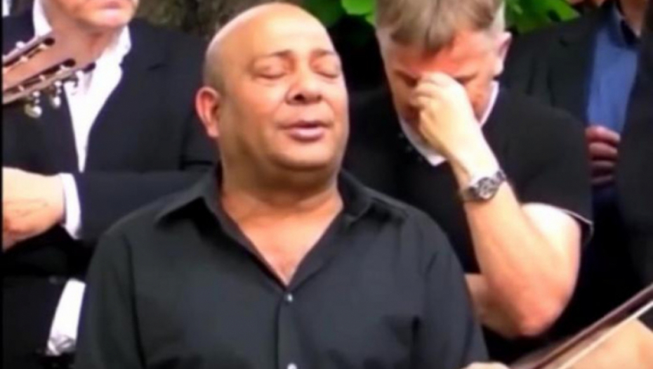 Džej peva na sahrani Nikole Bojovića