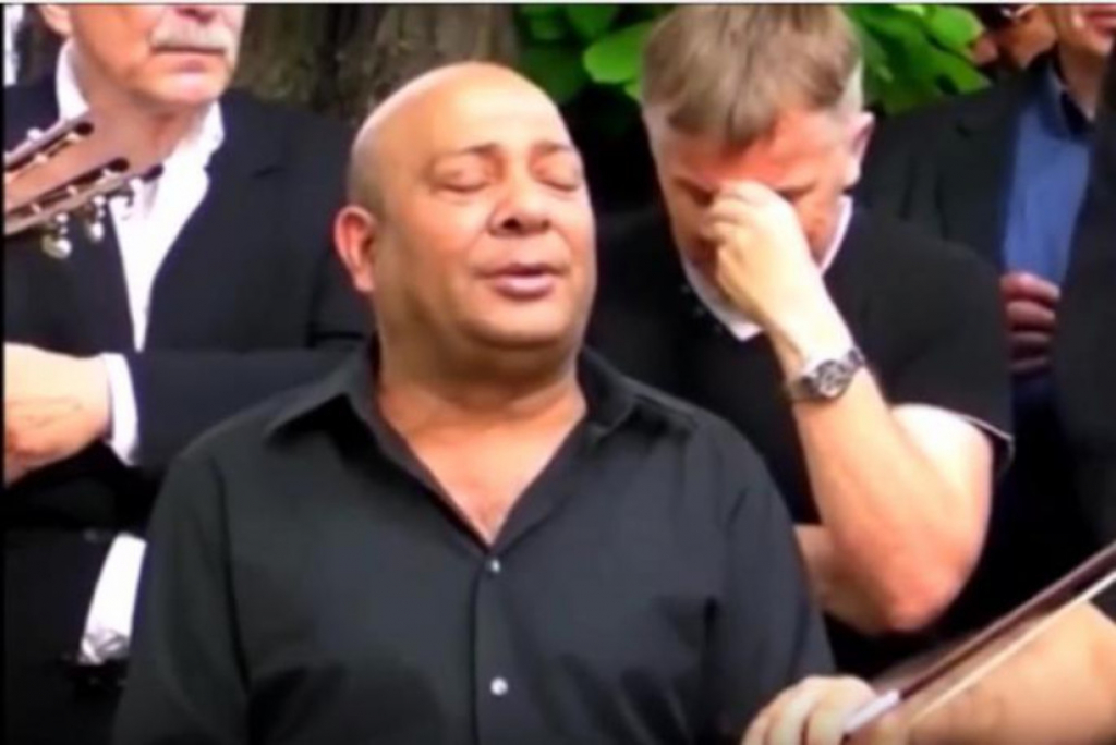 Džej peva na sahrani Nikole Bojovića