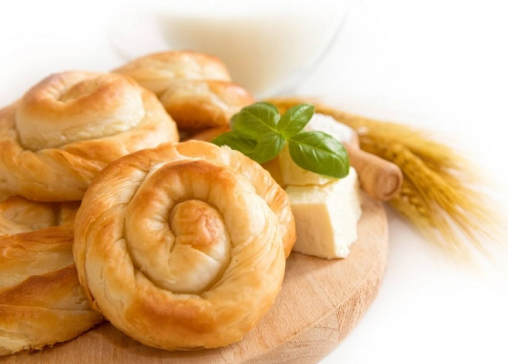 Pita, pita sa sirom, pecivo