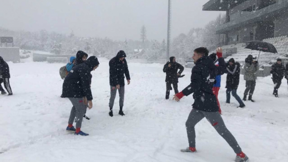 Fudbaleri Crvene zvezde na zavejanom stadionu Čukaričkog