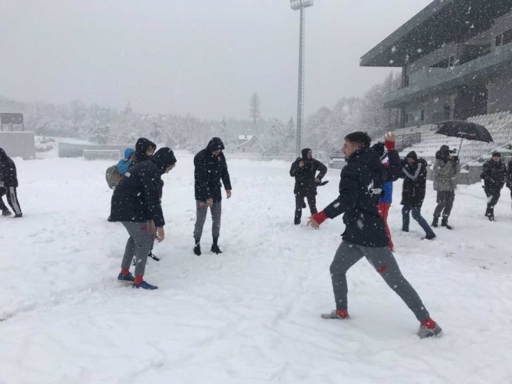 Fudbaleri Crvene zvezde na zavejanom stadionu Čukaričkog