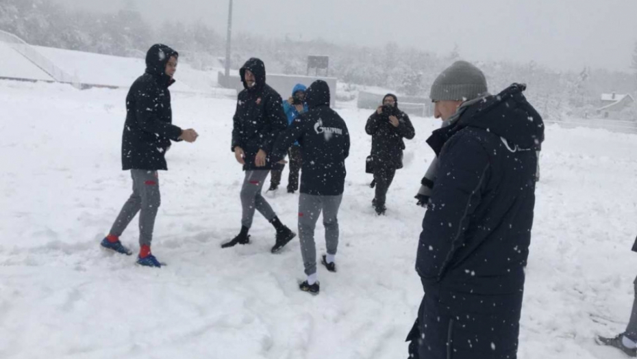 Fudbaleri Crvene zvezde na zavejanom stadionu Čukaričkog