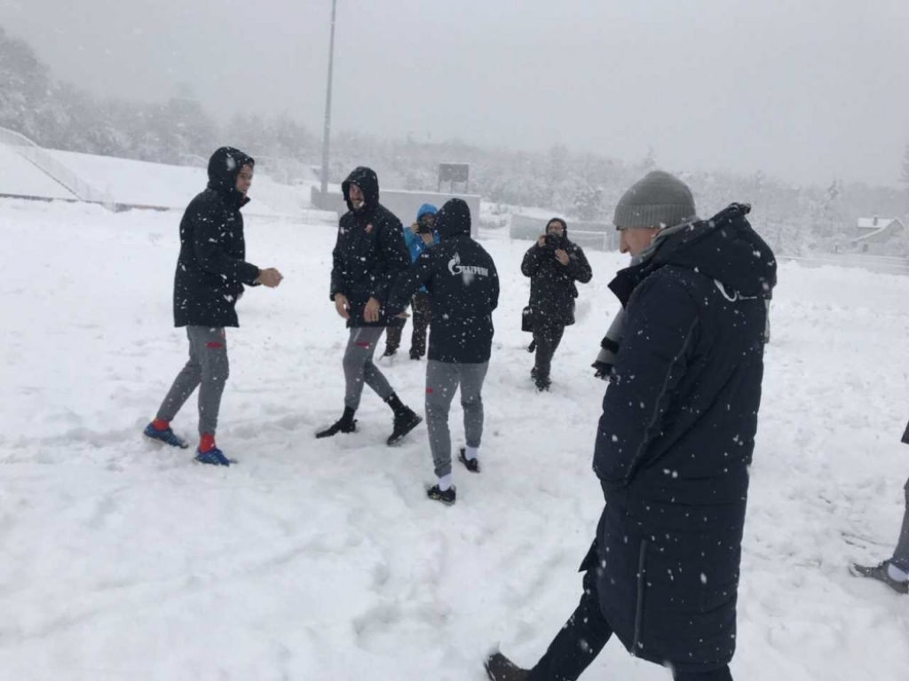 Fudbaleri Crvene zvezde na zavejanom stadionu Čukaričkog