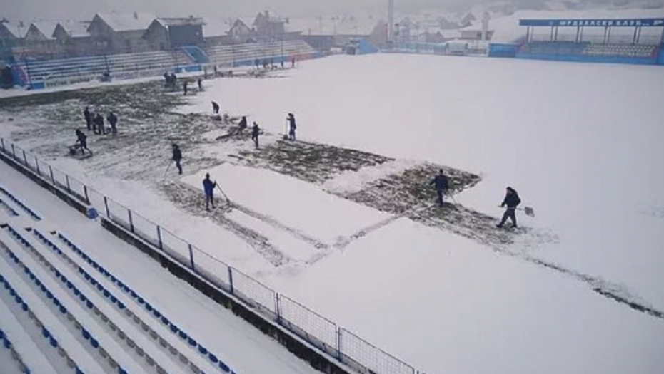 Čišćenje terena na stadionu Radnika