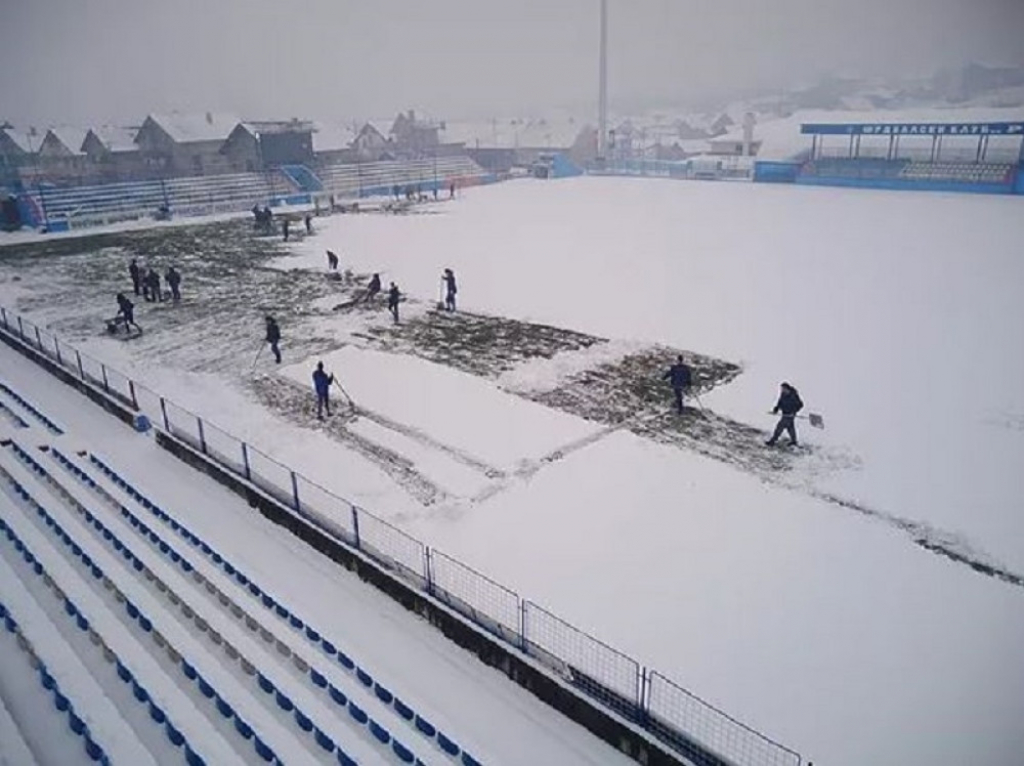 Či&scaron;ćenje terena na stadionu Radnika