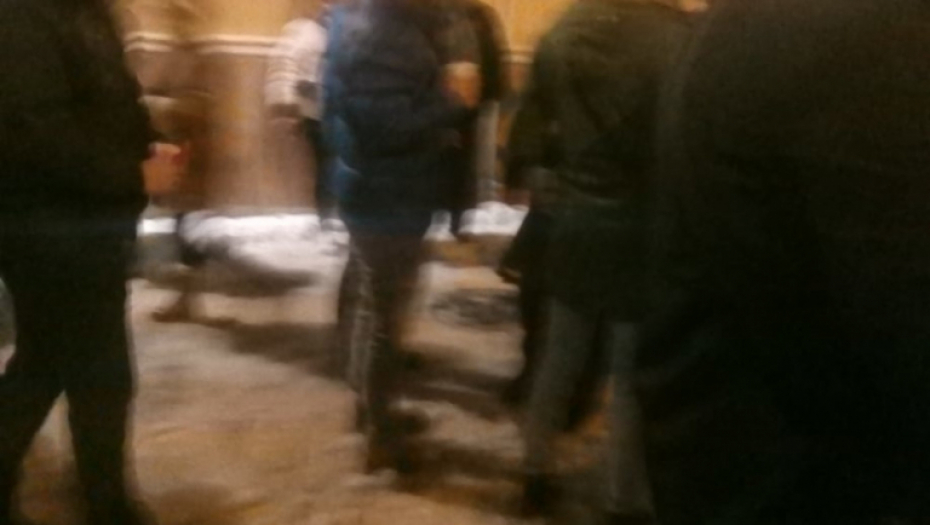 Đilasovi simpatizeri se opijaju na protestu